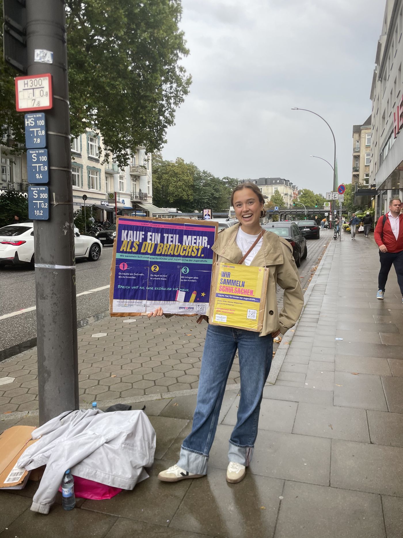 Freiwillige mit beiden Plakaten an der Kreuzung