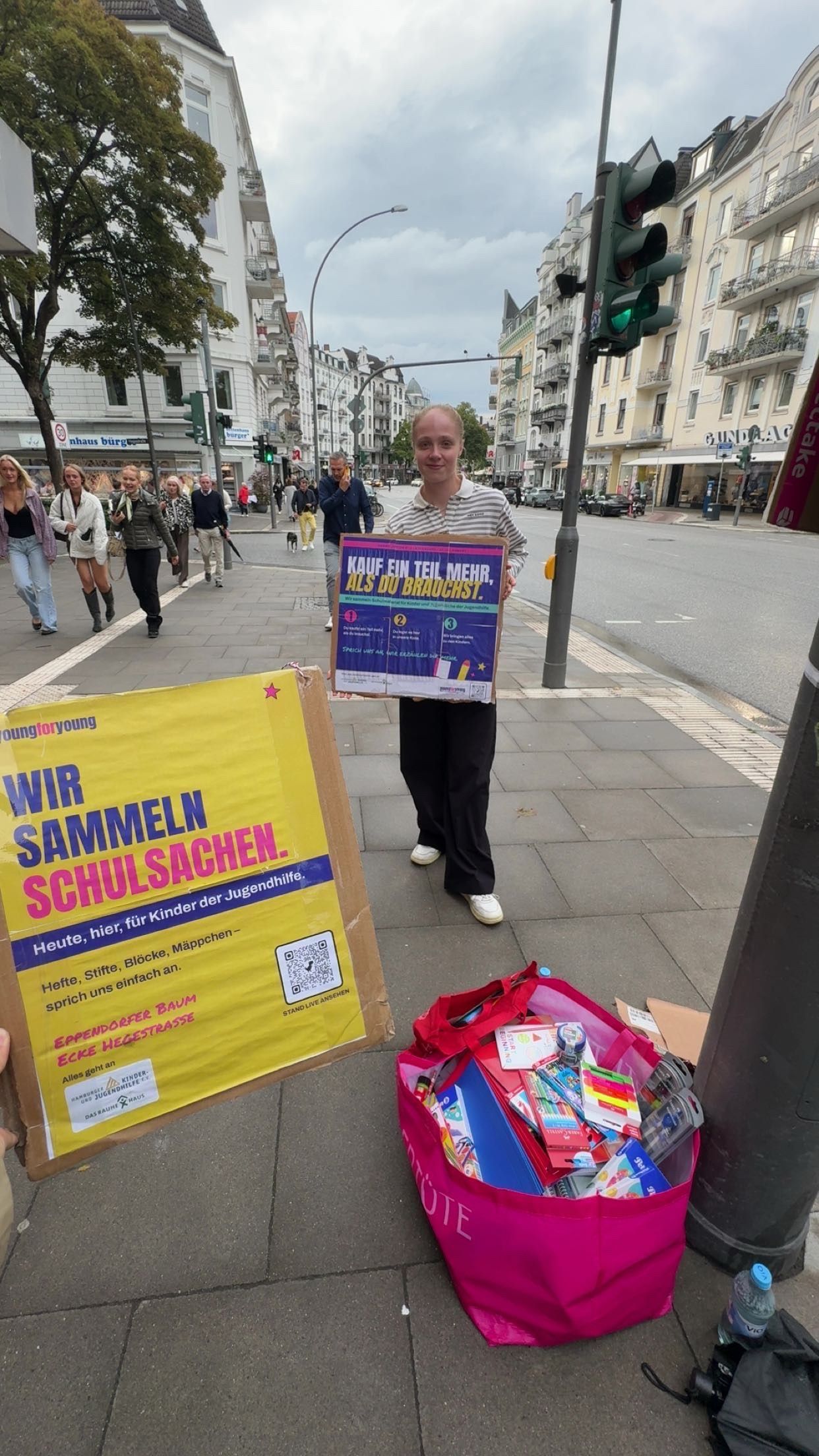 Stand am Eppendorfer Baum mit Plakaten und voller Tasche