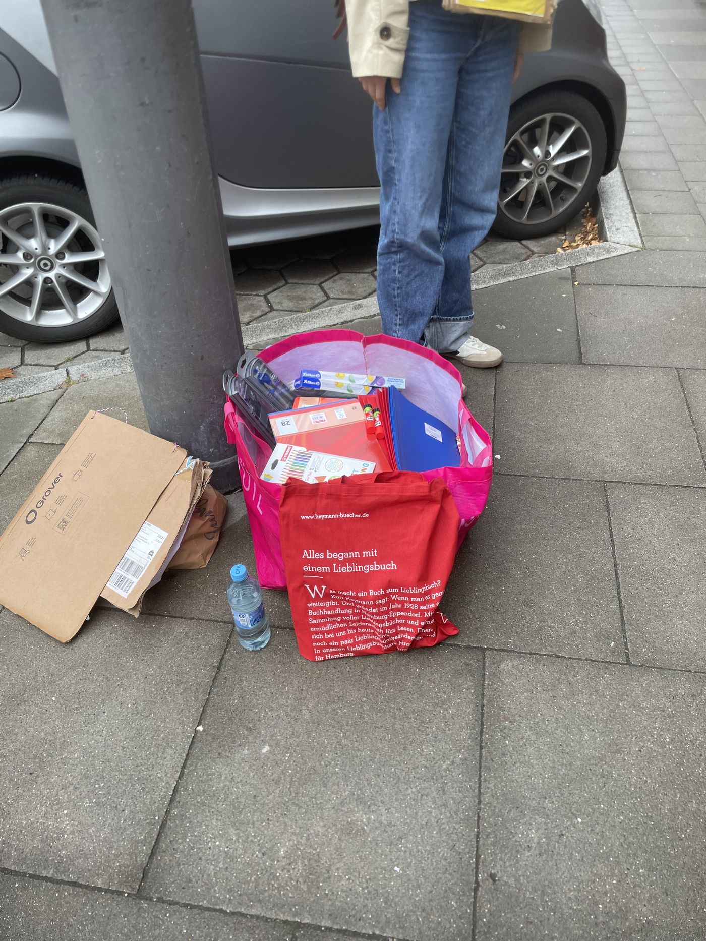 Prall gefüllte Tasche mit Schulmaterial