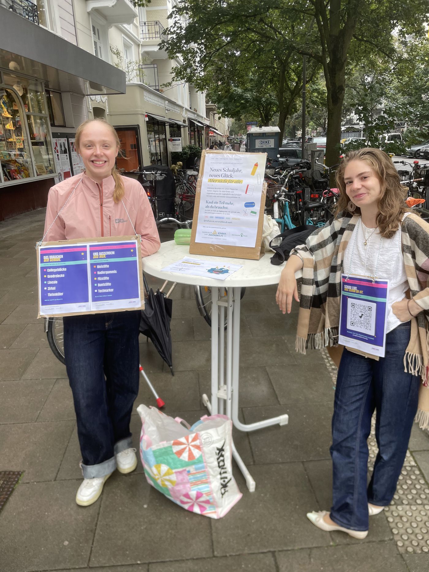 Unser Stand am Eppendorfer Baum mit Plakat und Sammeltüte