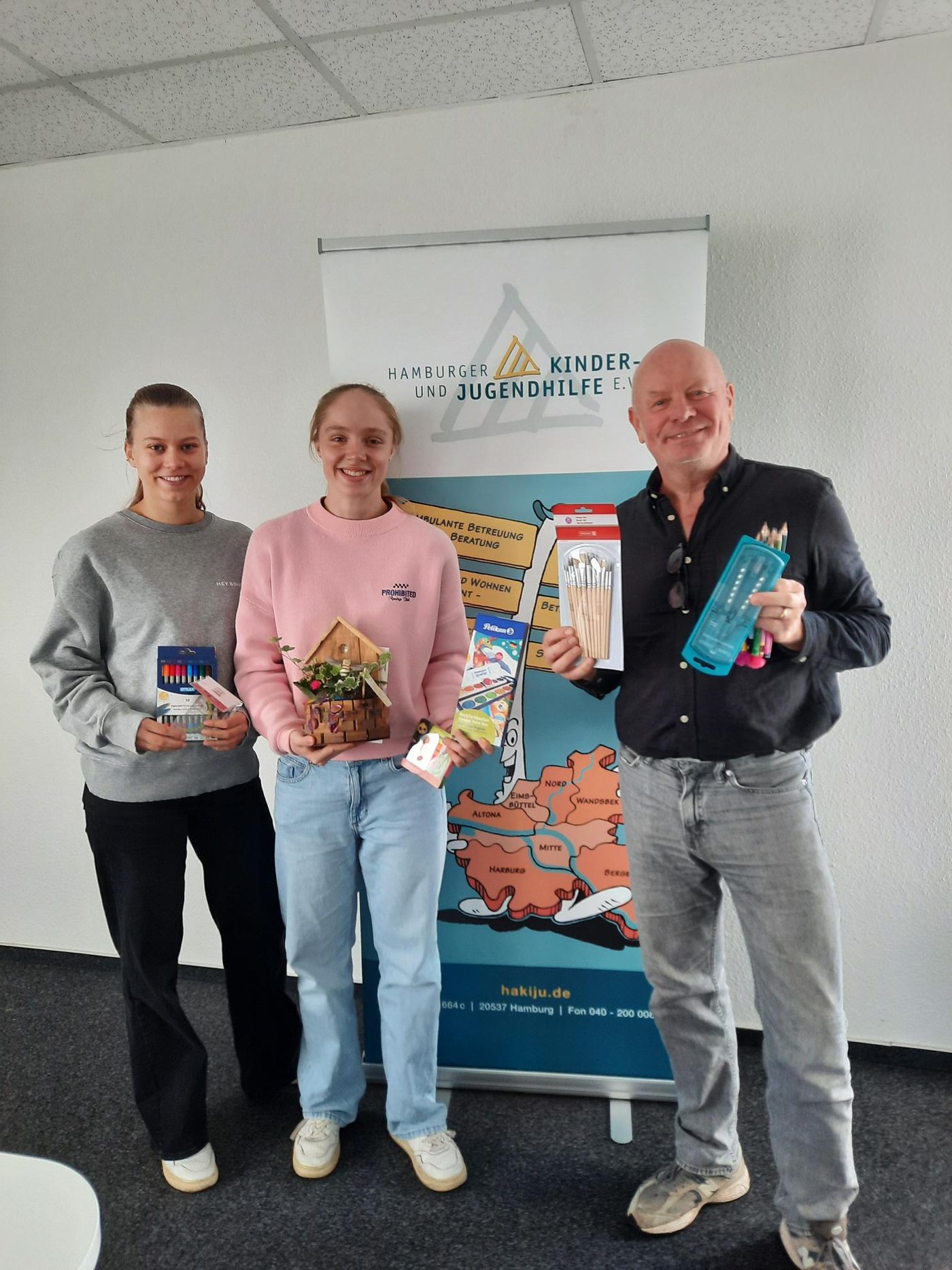 Übergabe des Schulmaterials bei der Hamburger Kinder- und Jugendhilfe